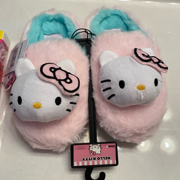 Hello kitty slippers size 13/1 and briefs size 8 - Picture 3 of 10